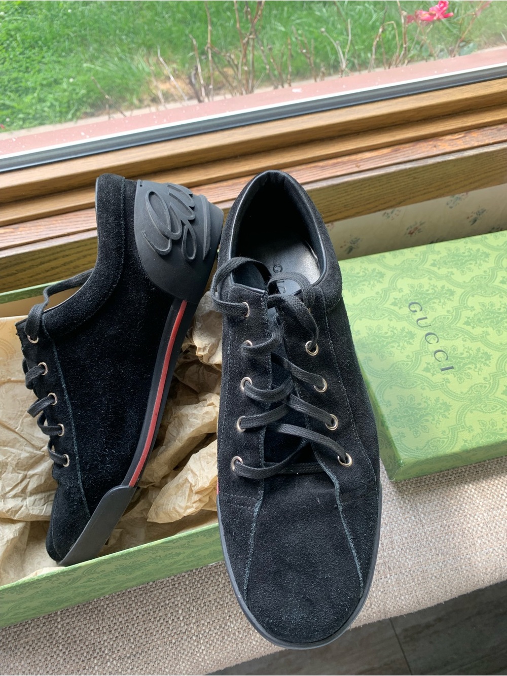 Gucci Like New Black Suede Men’s Low-Top Sneakers with Red Accent